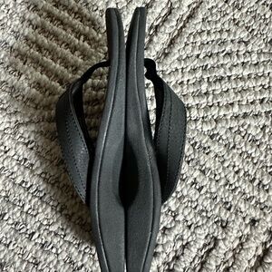 OluKai Ohana Black Flip Flops Womens size 6